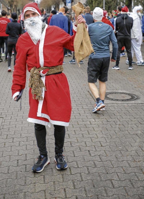 Der Weihnachtsmann erwartet morgen mehr als 100 Teilnehmer beim 22. Ueckermünder Weihnachtslauf durch die Innenstadt. Foto: Andy Bünning