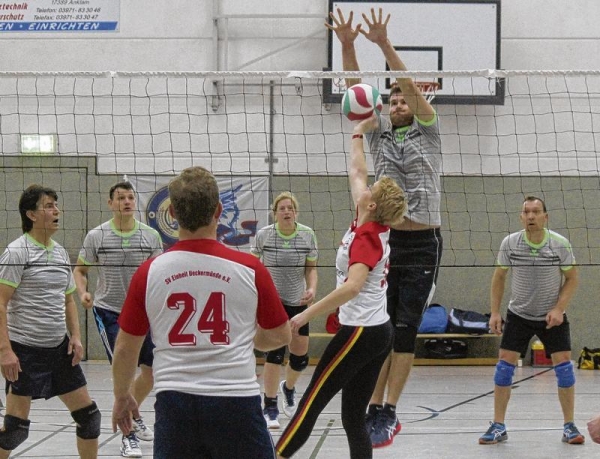 Die Volleyball-Teams der Vorpommern-Liga lieferten sich im Anklamer Volkshaus zahlreiche packende Duelle. Foto: S. Justa