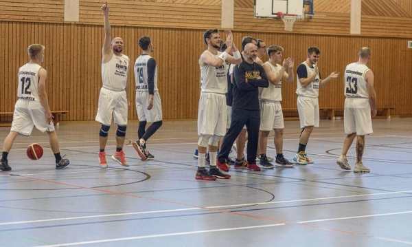 Die Ueckermünder Basketballer verabschieden sich vorerst aus der Oberliga. Fotos: Andy Bünning